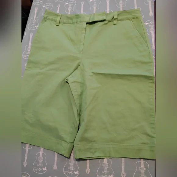 SOLD Green stretch Bermuda Knee Length Shorts Women’s Size 14 34W 13L - Picture 1 of 4